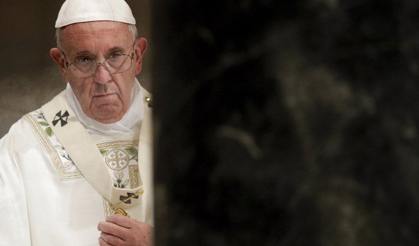 Francisco apelou neste domingo (1°), Dia do Trabalho, a um “modelo de desenvolvimento que tenha em conta a dignidade humana” e que respeite as normas trabalhistas; pontífice recordou que segunda-feira (2) começa em Roma uma conferência internacional que abordará o tema desenvolvimento sustentável e as formas mais vulneráveis do trabalho; “Espero que possa sensibilizar as autoridades, as instituições políticas e econômicas e a sociedade civil para que se promova um modelo de desenvolvimento que tenha em conta a dignidade humana, o pleno respeito das normas sobre o trabalho e o meio ambiente”