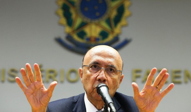 Em entrevista coletiva nesta manhã, o novo ministro da Fazenda, Henrique Meirelles, afirmou que para que a economia volte a crescer de forma sustentável é importante haver uma diminuição do nível de tributação e que, "caso seja necessário" um tributo, ele será aplicado, mas de forma temporária; "Importante dizer que tem que ser temporário, se acontecer, se for necessário", pontuou; Meirelles disse que anunciará sua equipe na próxima segunda-feira, inclusive o presidente do Banco Central; sobre a previdência, disse que a ideia é manter os direitos previamente adquiridos; "O importante é preservar o maior direito do cidadão, que é receber a aposentadoria"