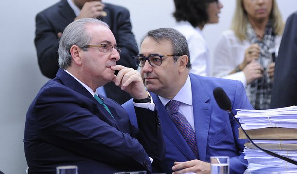 Deputado afastado do mandato e da presidência da Câmara pelo Supremo Tribunal Federal, Eduardo Cunha (PMDB-RJ) se faz de vítima ao dizer que nunca quis esconder dinheiro no exterior, durante a apresentação de sua defesa no Conselho de Ética da Casa nesta manhã; "Seria falso declarar algo que não me pertence", declarou; provocador, ele classifica as perguntas dos deputados como "desnecessárias" e se irrita com questionamentos sobre sua esposa, que também se beneficiou de contas na Suíça por onde passou dinheiro de propina do esquema de Petrobras; "A minha esposa não é alvo dessa representação, ela não é deputada"; ele respondeu, ainda, sobre gastos do casal no exterior: "As despesas são da minha esposa. Eu era apenas dependente do cartão de crédito dela"; acompanhe ao vivo