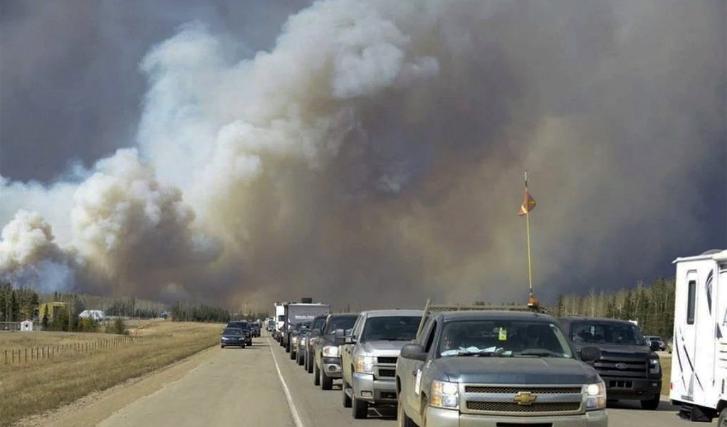 incêndio florestal sem controle atingiu uma área perto de Fort McMurray, no norte de Alberta, região de areias betuminosas do Canadá, forçando a retirada de quase todos os 80 mil moradores da cidade; "Esta é a maior retirada que vimos na história da província em termos de fogo", disse a premiê de Alberta, Rachel Notley