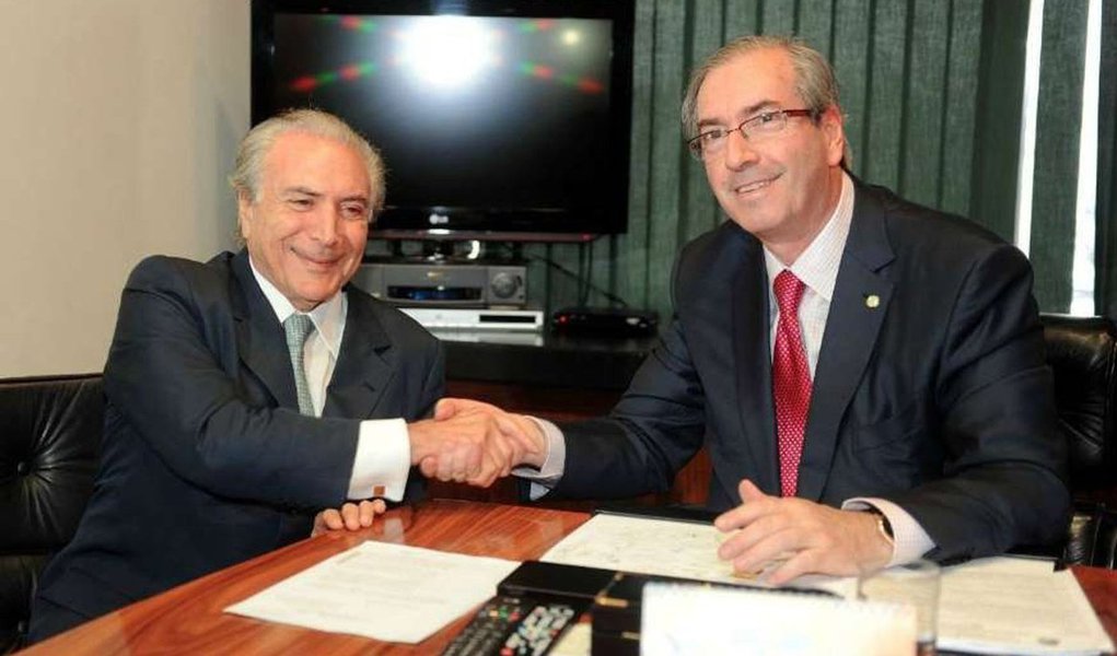 Afastado do cargo e da presidência da Câmara pelo STF, Eduardo Cunha (PMDB) ainda mantém forte influência sobre a cúpula do Planalto; o presidente interino Michel Temer nomeou dois assessores ligados ao peemedebista em postos estratégicos do governo; advogado de Cunha em ações privadas, Gustavo do Vale Rocha assume o cargo de sub-chefe para Assuntos Jurídicos da Presidência; o posto já foi ocupado pelos ministros do STE Gilmar Mendes e Dia Toffoli; assessor especial de Cunha até a semana passada, Carlos Henrique Sobral assumiu também como chefe de gabinete do ministro Geddel Vieira Lima, na Secretaria de Governo; com as nomeações Temer indica que ainda conta com Cunha como seu principal operador na Câmara 