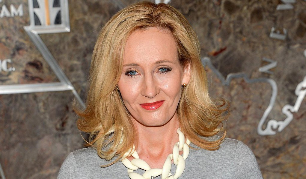 "Acho quase tudo que o senhor Trump diz questionável. Considero-o ofensivo e intolerante. Mas ele tem meu apoio total para vir a meu país e ser ofensivo e intolerante aqui", afirmou J.K. Rowling, após receber um prêmio em Nova York; em janeiro, legisladores britânicos debateram uma petição assinada por mais de meio bilhão de seus conterrâneos para proibir a entrada de Trump no país por sua declaração sobre muçulmanos