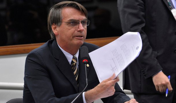 O Partido Verde (PV) protocolou nesta terça (26) na Câmara representação por quebra de decoro parlamentar contra o deputado Jair Bolsonaro (PSC-RJ); de acordo com o PV, ao anunciar seu voto pela admissibilidade do processo de impeachment da presidenta Dilma Rousseff no dia 17 Bolsonaro quebrou o decoro ao homenagear a memória do coronel Carlos Alberto Brilhante Ustra
 