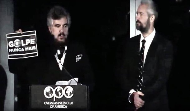 Maurício Lima, primeiro brasileiro a vencer o prêmio Pulitzer de Jornalismo, denunciou na noite dessa quinta o golpe em curso no Brasil durante a premiação da Overseas Press Club of America (OPC); com uma faixa dizendo “Golpe Nunca Mais” com o símbolo da Globo, disse: "Gostaria de expressar meu apoio a liberdade de imprensa e a Democracia, que é exatamente o que não está acontecendo no Brasil nesse momento. Sou contra o Golpe"