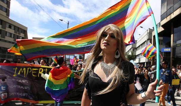 Tribunal Constitucional da Colômbia legalizou o casamento entre pessoas do mesmo sexo e o país tornou-se o quarto da América Latina a autorizar o casamento entre homossexuais; "os juízes afirmaram por maioria que o casamento entre pessoas do mesmo sexo não viola a ordem constitucional", afirmou a juíza Maria Victoria Calle, acrescentando que "a atual definição de casamento no direito civil aplica-se da mesma forma a casais do mesmo sexo"; Argentina Uruguai e Brasil também autorizam o casamento homosexual