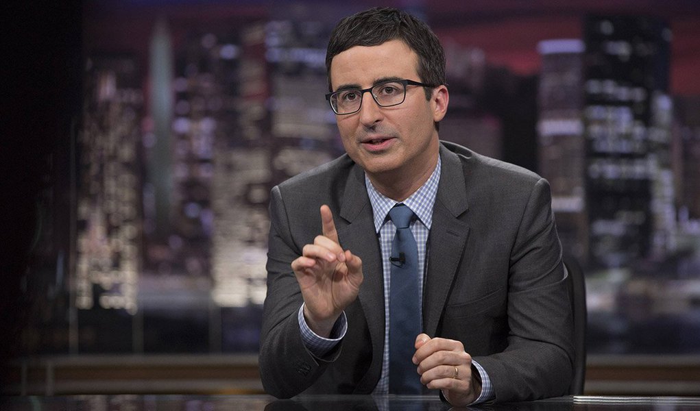 Em seu programa "Last Week Tonight with John Oliver", exibido pelo canal norte-americano HBO, o comediante britânico John Oliver lembrou que "os legisladores brasileiros estão se movendo para retirar a presidente [Dilma] Rousseff", mas "podem não estar na melhor posição para julgá-la, pois 60% deles enfrentam acusações que variam de fraude eleitoral até homicídio"; "O Legislativo brasileiro potencialmente contém 40% de criminosos per capita a menos que o sistema penitenciário", completou o apresentador
