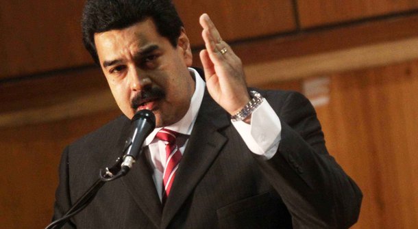 Presidente da Venezuela pediu que os trabalhadores se declarem em rebelião e iniciem uma greve geral por tempo indeterminado se a oposição chegar ao palácio presidencial de Miraflores; "Se a oligarquia, algum dia, disser algo contra mim e conseguir tomar este palácio, por uma via ou por outra, ordeno-vos - homens da classe operária - a se declararem em rebelião, a fazer uma greve geral indefinida, até conseguir a vitória", disse