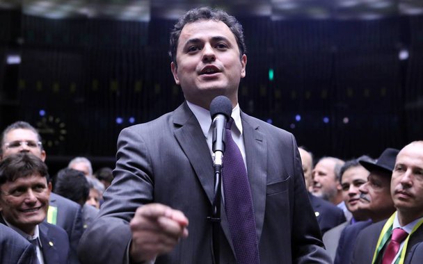 Deputado federal Glauber Braga (PSOL-RJ) diz ter recebido mensagens de todas as partes do Brasil de militantes de extrema-direita, o que o faz acreditar que seu número de telefone tenha sido repassado entre membros de algum grupo mais radicalizado; "Não darei nenhum passo atrás na militância política em defesa da democracia, e no combate à intolerância e opressão", afirmou