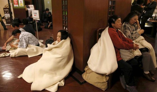 Um terremoto de magnitude 7,1 atingiu o sul do Japão nesta sexta-feira (manhã de sábado no horário local), provocando um alerta de tsunami que logo foi retirado; um terremoto na mesma região de magnitude 6,4 na quinta-feira à noite matou nove pessoas e feriu pelo menos 1.000