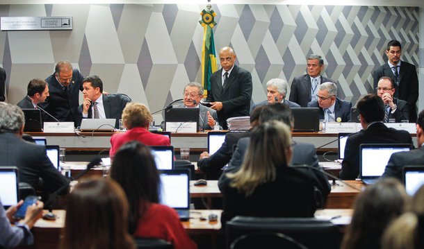 A Comissão de Constituição e Justiça (CCJ) do Senado deu aval nesta segunda (9) para o plenário da Casa votar o parecer do Conselho de Ética que pede a cassação do mandato do senador Delcídio do Amaral (sem partido-MS); a votação no plenário está marcada para ocorrer nesta terça (10); o presidente da Casa, Renan Calheiros convocou, sessão extraordinária para 17h desta terça para analisar exclusivamente o processo