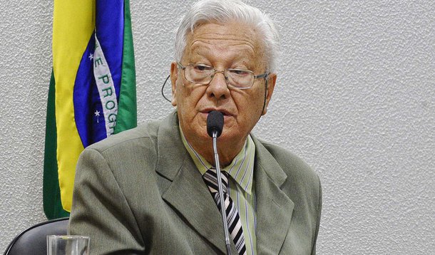 O afastamento da presidente Dilma levou o professor emérito do Instituto Luiz Alberto Coimbra de Pós-Graduação e Pesquisa de Engenharia, da UFRJ, Luiz Pinguelli Rosa, a renunciar ao cargo de secretário-executivo do Fórum Brasileiro de Mudanças Climáticas, que exercia desde setembro de 2004; o cargo não envolvia remuneração; o cargo foi criado pelo ex-presidente FHC e Pinguelli foi indicado por Lula e mantido no posto por Dilma