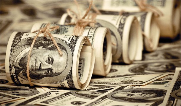 Um dia após a aprovação do pedido de abertura de impeachment da presidente Dilma Rousseff pela Câmara, o dólar fechou com alta de 2%, cotado a R$ 3,5972 na venda; o Ibovespa, principal índice da Bolsa de Valores de São Paulo (Bovespa), fechou com queda 0,63%, aos 52.894 pontos
