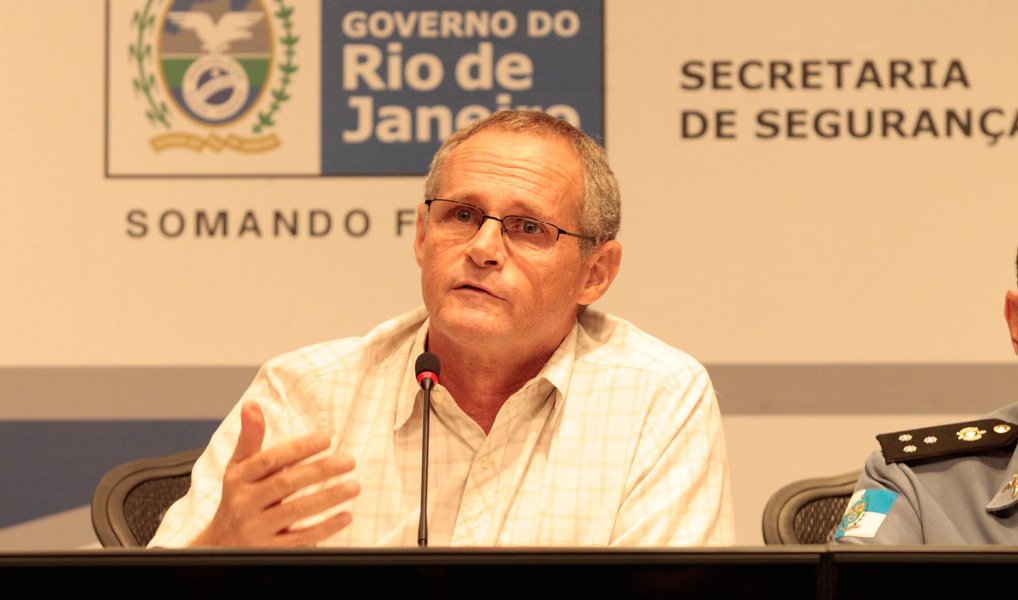 Secretário de Segurança Pública do Rio de Janeiro, José Mariano Beltrame, afirmou que as autoridades "não vão descansar até identificar e prender" todos os envolvidos no estupro coletivo de uma jovem de 16 anos, ocorrido no último fim de semana; jovem teria sido violentada por 33 homens fortemente armados numa casa no alto do Morro São José Operário, na Praça Seca; "Estamos com duas delegacias investigando essa barbárie, para uma rápida resposta à sociedade. Esse episódio mostra como operam as punições das facções criminosas, que ainda tentam impor o silêncio às vítimas e testemunhas. Não vão conseguir. Não vamos descansar até identificar e prender todos", disse Beltrame