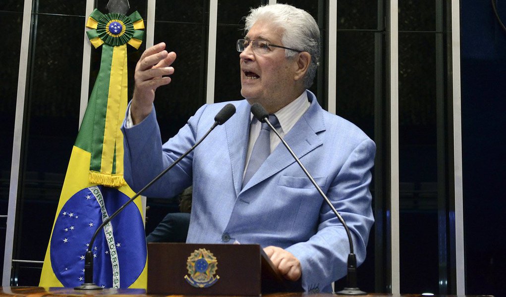 O senador Roberto Requião (PMDB-PR) bateu duro no governo do presidente interino, Miche Temer, que tem como Ministro da Fazenda, Henrique Meirelles, após a aprovação da nova meta fiscal para 2016; está previsto um deficit de R$ 170,5 bilhões; segundo o parlamentar, "com franqueza o plano do Meirelles é contra o trabalho e o estado social. Prevalência absoluta do capital financeiro no estado mínimo"; "Não se trata da Dilma mas sim da democracia e da extinção do estado social", disparou Requião no Twitter