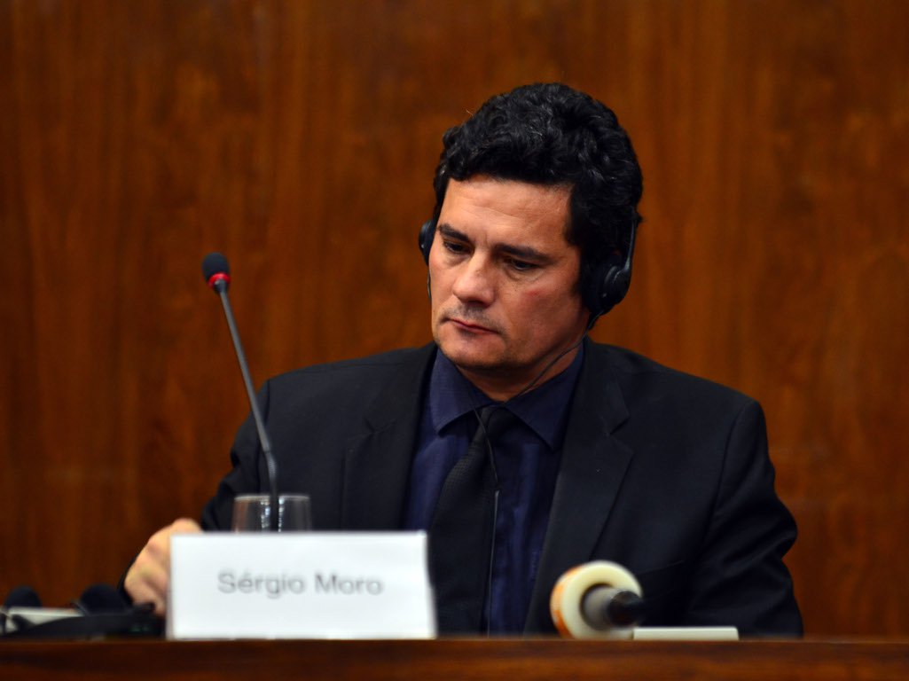 Responsável pela condução da Operação Lava Jato, o juiz Sérgio Moro avalia que a prisão de investigados não basta para combater a corrupção no país; ele diz que também é necessário recuperar os valores desviados pelos criminosos, por meio de acordos de cooperação internacional ou de delação premiada; "Também é necessário a recuperação do produto do crime. Não basta a punição, a sanção corporal, a pena privativa de liberdade. É necessário fazer com que o crime não compense financeiramente. Isso significa a necessidade de retirar do criminoso o produto de sua atividade", disse ele neste sábado (28), em João Pessoa