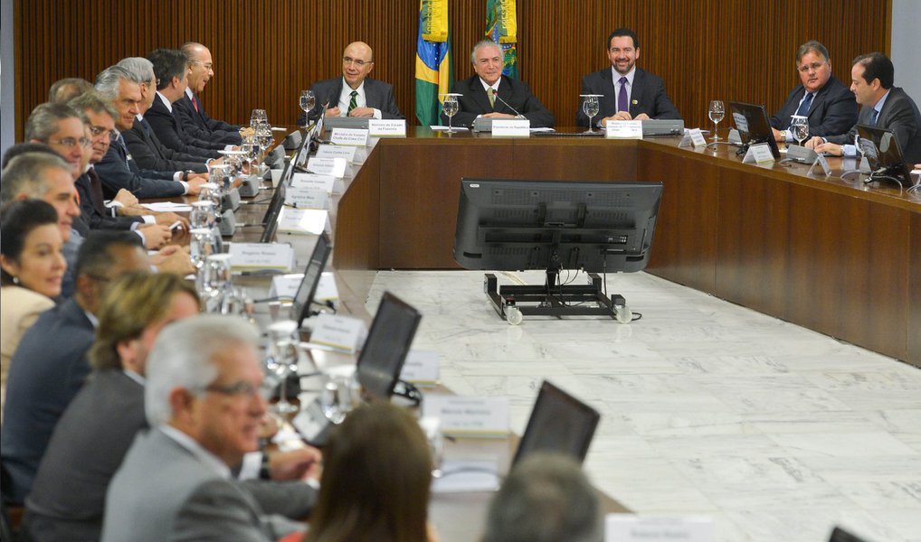 "O impeachment foi e está sendo uma aliança entre a fome a vontade de comer. A fome dos corruptos para “estancar a sangria” através do acordão em torno de Michel Temer e a vontade de comer dos  “capitalistas rentistas e financistas – os grandes vitoriosos do momento”, como disse Bresser Pereira"; a análise é da colunista do 247, Tereza Cruvinel; ela reforça que "as duas pontas da aliança seguem comandando o baile no governo bicéfalo, que tem uma cabeça a serviço do mercado e outra a serviço da 'maioria parlamentar'"; como exemplo disso, ela cita a aprovação do que chamou de "anti-meta fiscal" de R$ 170 bilhões de déficit; "Se a despesa não pode crescer, tem que haver um controle demográfico. Que tal uma cota de extermínio para que o povo caiba dentro do PIB e do orçamento?", ironiza