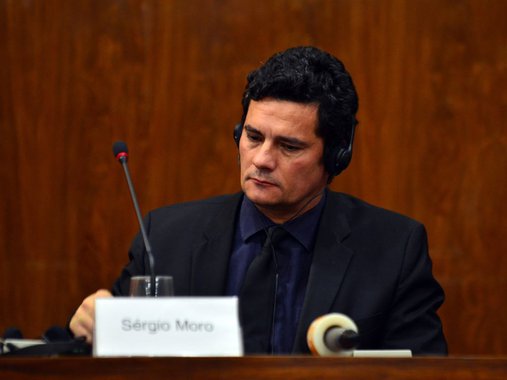 Responsável pela condução da Operação Lava Jato, o juiz Sérgio Moro avalia que a prisão de investigados não basta para combater a corrupção no país; ele diz que também é necessário recuperar os valores desviados pelos criminosos, por meio de acordos de cooperação internacional ou de delação premiada; "Também é necessário a recuperação do produto do crime. Não basta a punição, a sanção corporal, a pena privativa de liberdade. É necessário fazer com que o crime não compense financeiramente. Isso significa a necessidade de retirar do criminoso o produto de sua atividade", disse ele neste sábado (28), em João Pessoa