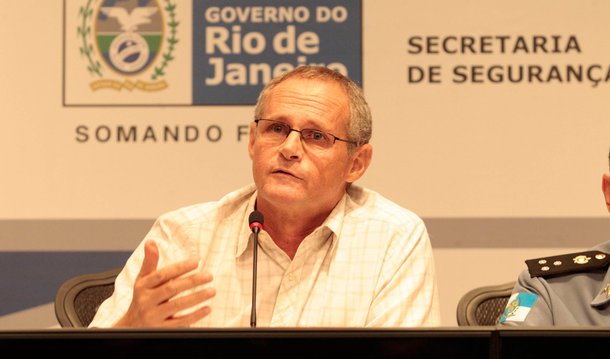 Secretário de Segurança Pública do Rio de Janeiro, José Mariano Beltrame, afirmou que as autoridades "não vão descansar até identificar e prender" todos os envolvidos no estupro coletivo de uma jovem de 16 anos, ocorrido no último fim de semana; jovem teria sido violentada por 33 homens fortemente armados numa casa no alto do Morro São José Operário, na Praça Seca; "Estamos com duas delegacias investigando essa barbárie, para uma rápida resposta à sociedade. Esse episódio mostra como operam as punições das facções criminosas, que ainda tentam impor o silêncio às vítimas e testemunhas. Não vão conseguir. Não vamos descansar até identificar e prender todos", disse Beltrame