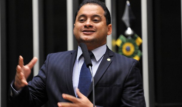 O líder do PDT na Câmara Federal, deputado Weverton Rocha (MA), em sua fala na tribuna durante a sessão da meta fiscal, afirmou que o seu partido precisa fazer oposição ao governo interino de Michel Temer, pois o próprio peemedebista tem feito oposição a si mesmo com tantos erros e retrocessos, como a tentativa de acabar com o Ministério da Cultura e a fusão das ações de Assistência Social, que vem preocupando representantes do Sistema Único de Assistência Social (SUAS); “Não é prudente afirmar que os partidos que não compõem a base do governo estão atrapalhando o Brasil e não querem contribuir. Os nossos destaques e posições são responsáveis e visam contribuir com a retomada do crescimento do País”