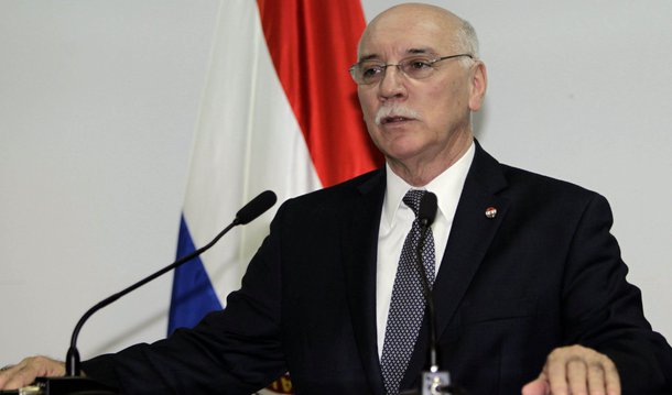 Governo do Paraguai pediu que seja convocada uma reunião de emergência dos chanceleres do Mercosul para analisar a situação da Venezuela à luz do protocolo de compromisso democrático do bloco; segundo o ministro das Relações do país, Eladio Loizaga; "é uma decisão já levada ao governo uruguaio. Terá que ser levada agora aos demais ministros das relações exteriores para que se defina uma data"; "Existe um processo estabelecido no Protocolo de Ushuaia e isso garante que o Mercosul tome uma posição. O Paraguai tem sido muito claro nas posições que têm assumido e este é um passo importante, afirmou