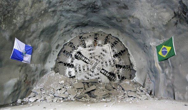 Os túneis da Linha 4 do Metrô entre a Barra da Tijuca e Ipanema, o chamado trecho olímpico, estão completamente escavados; o Tatuzão, equipamento que constrói os túneis do metrô na Zona Sul do Rio, rompeu a última parede em rocha sob o Alto Leblon e, com isso, ligou as zonas Sul e Oeste da cidade; neste trecho, falta instalar apenas um quilômetro de trilhos; outros 22 km já foram colocados; de acordo com o governo, as obras de implantação da Linha 4 do Metrô chegam a 92,5% de conclusão e serão inauguradas em julho de 2016; a Linha 4 vai transportar 300 mil pessoas por dia