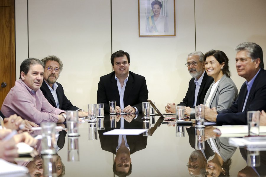 O ministro de Minas e Energia, Fernando Coelho Filho, está reunido em Brasília com integrantes das associações ligadas ao setor energético; ele que ouvir as demandas das áreas de geração, transmissão e distribuição, além de representantes dos consumidores