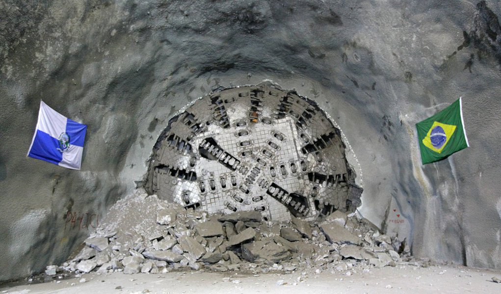 Os túneis da Linha 4 do Metrô entre a Barra da Tijuca e Ipanema, o chamado trecho olímpico, estão completamente escavados; o Tatuzão, equipamento que constrói os túneis do metrô na Zona Sul do Rio, rompeu a última parede em rocha sob o Alto Leblon e, com isso, ligou as zonas Sul e Oeste da cidade; neste trecho, falta instalar apenas um quilômetro de trilhos; outros 22 km já foram colocados; de acordo com o governo, as obras de implantação da Linha 4 do Metrô chegam a 92,5% de conclusão e serão inauguradas em julho de 2016; a Linha 4 vai transportar 300 mil pessoas por dia