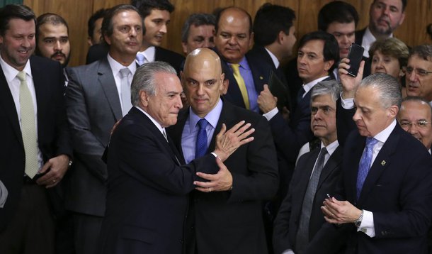 Um governo ilegítimo, fruto de uma conspiração e de um golpe parlamentar e que NÃO TEM UMA MULHER NEM UM NEGRO entre os ministros nomeados: este é o governo ilegítimo do traidor e conspirador Michel Temer et caterva: um governo de corruptos mentirosos, agora elogiados por seus sabujos na imprensa e na GloboNews!