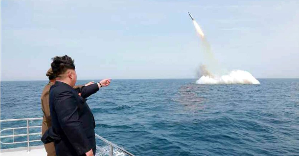 Coreia do Norte disseque o teste de um míssil lançado a partir de submarino, conduzido sob a supervisão do líder Kim Jong Un, foi "um grande sucesso" que fornece "mais um meio para um poderoso ataque nuclear"; testes aumentaram a tensão na península da Coreia, irritaram a aliada China e provocaram novas sanções das Nações Unidas