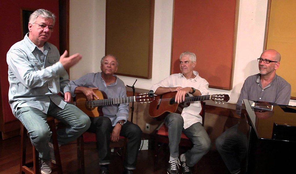 MPB4 comemora 50 anos de carreira com disco "MPB4 50 Anos - A Vida, o Sonho, A Roda Viva"; lançamento de músicas inéditas traz parcerias como Paulo César Pinheiro, Vitor Ramil, Kleiton e Kledir, Guinga, João Bosco, Mario Adnet e Joyce Moreno;  grupo, criado no CPC da Une, tem mais de 30 discos, entre próprios e em parceria, e fez carreira e se consolidou durante os anos da ditadura; mostrando sua verve política, eles afirmaram, em entrevistas recentes, serem "contra o golpe";  "O que aconteceu não justifica o impedimento (impeachment da presidente Dilma Rousseff)", disse Aquiles; "A gente é contra o golpe", comentou Miltinho