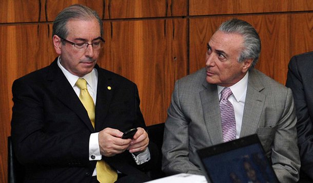 Vice Michel Temer tem dito que, mesmo depois de assumir a Presidência, não pretende viajar para o exterior enquanto o processo de impeachment não for julgado pelo Senado, o que deve ocorrer só em outubro ou novembro; segundo o colunista Ancelmo Gois, o real motivo é evitar que o presidente da Câmara, Eduardo Cunha (PMDB), réu da Lava Jato no STF, assuma o poder