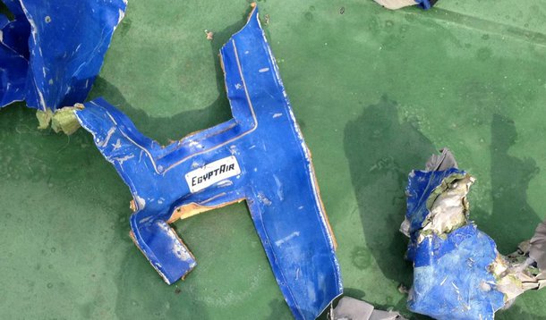 Os restos de corpos recuperados até o momento de destroços do avião da EgyptAir sugerem que houve uma explosão a bordo; investigadores ainda não encontraram quaisquer traços de explosivos que poderiam sugerir que foi causada por uma bomba; "O tamanho dos restos mortais indicam para uma explosão, a maior parte é do tamanho da palma de uma mão. Alguns dos destroços começaram a chegar no domingo em cerca de 23 sacolas", disse uma autoridade de análise forense