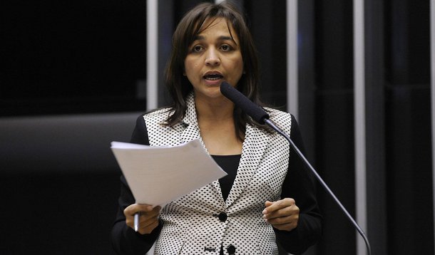 De acordo com a pesquisa do instituto Escutec contratada pelo PMDB divulgada, a deputada Eliziane Gama lidera; mas a diferença para o prefeito Edivaldo está em cerca de seis pontos; no primeiro cenário, ela aparece com 21,9%; e Edivaldo com 16,3%; João Castelo com 15,6%; Bira do Pindaré com 8,1%; no segundo, Eliziane tem 22,1%, Castelo, 15,7%, Edivaldo, 15,5%; Bira, 8,6%; a deputada estadual Andrea Murad (PMDB) aparece na sétima posição, com apenas 3,7%