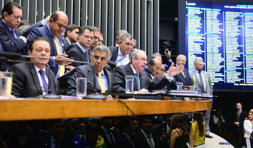 A conspiração da direita e sua tentativa aventureira de estar a qualquer modo no centro do poder acabam forjando uma oposição democrática e popular mais consequente, capaz de extrair lições e mais preparada para os novos desafios