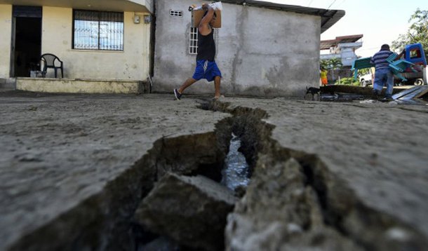 Centro Sismológico Euro-Mediterrâneo (Csem) registrou no Equador um tremor de terra de 6,8 na escala Richter, um mês depois de um abalo de 7,8, que deixou centenas de mortos; terremoto teve epicentro na costa, ao largo da província de Manabi; s autoridades equatorianas não relataram vítimas e nem prejuízos materiais; presidente equatoriano, Rafael Correa, considerou o sismo de abril como "a pior tragédia [do Equador] nas últimas sete décadas"