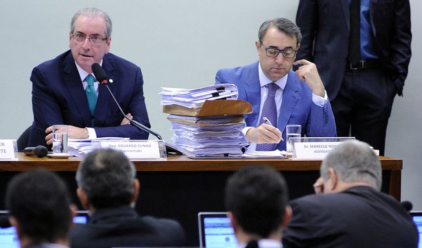 Deputados e aliados do peemedebista já não escondem o desconforto causado pelas frequentes ligações telefônicas do presidente afastado da Câmara Eduardo Cunha (PMDB-RJ) que insiste em repassar orientações sobre questões ligadas à Casa; parlamentares temem que esse posicionamento venha a ser interpretado pelo Supremo Tribunal Federal (STF) como descumprimento à decisão da Corte que afastou o peemedebista do cargo e acabe resultando em um pedido de prisão provisória