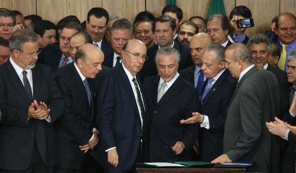 No mesmo dia em que desistiu de fundir Cultura e Educação, para cumprir a promessa de enxugar ministérios, o presidente interino Michel Temer recua novamente; desta vez, diante do mercado, que apostava em medidas duras, como a volta da CPMF, e em reformas estruturais, como a da Previdência, para enfrentar a grave crise fiscal; neste sábado (21), no entanto, depois de reunir a equipe econômica no seu escritório em São Paulo, o peemedebista avaliou que não fará nada do que havia sido prometido ao mercado para "resgatar a confiança" da economia brasileira; o motivo: falta clima político no Congresso