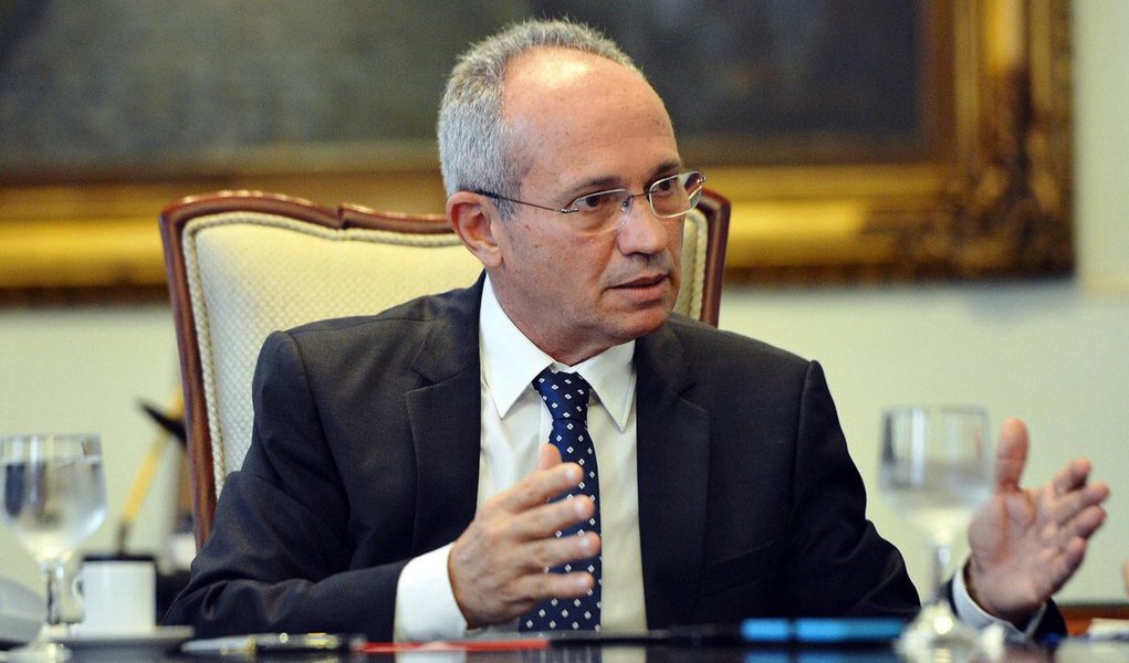 Para o governador do Estado do Espírito Santo pelo PMDB, Paulo Hartung, a contestação dos contratos das dívidas estaduais com a União, depois de 20 anos, é um tiro pela culatra: “Além de infringir uma regra universal do sistema de crédito, o saldo abatido das dívidas estaduais seria colocado à conta da União e custeado com mais endividamento ou mais impostos”, diz
