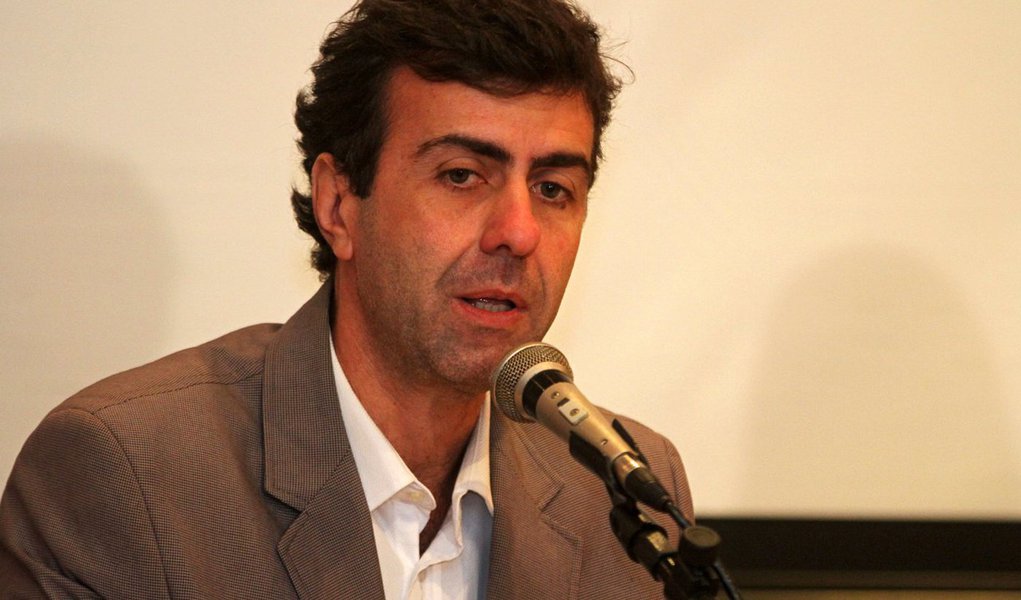 Em ato na sexta-feira, deputado Marcelo Freixo (PSOL-RJ) denuncia golpe contra Dilma Rousseff: "Eles não terão sossego neste governo golpista. Nós não vamos arredar o pé da praça. Este governo será denunciado todos os dias. Michel Temer não tem legitimidade para ser presidente da República"  