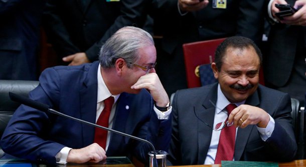 Segundo proposta arquitetada por Eduardo Cunha (PMDB-RJ), Waldir Maranhão (PP-MA) continuaria na presidência da Câmara mas quem comandaria as sessões plenárias e a reunião de líderes partidários para definir a pauta de votações serão o segundo-vice-presidente Fernando Giacobo (PR-PR) e o primeiro-secretário Beto Mansur (PRB-SP), ambos integrantes do chamado "centrão", liderado por Cunha; segundo o ministro da Secretaria de Governo, Geddel Vieira Lima, Maranhão demonstrou disposição em colaborar com a nova administração; "Vamos construir um entendimento", disse Geddel; entretanto, PSDB, DEM e PPS pressionam para que Maranhão renuncie e haja novas eleições