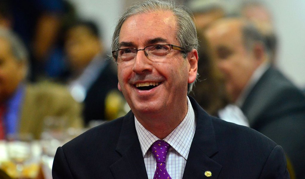 Político citado em todas as listas de corrupção, presidente da Câmara, Eduardo Cunha (PMDB), reforça o apoio na Casa contra seu processo de cassação no Conselho de Ética após a abertura do impeachment de Dilma Rousseff; “O juízo da casa é um juízo político, de conveniência e oportunidade”, afirma o deputado Osmar Serriglio (PMDB-PR), para quem o processo no Conselho “não vai dar em nada, uma vez que o Cunha tem maioria lá”; Paulinho da Força (SDD-SP), um dos maiores defensores de Cunha, foi mais explícito: “ele ganhou força, graças a ele o impeachment passou”; para o deputado Chico Alencar (PSOL-RJ), a operação abafa para salvar o mandato do presidente da Casa já era prevista