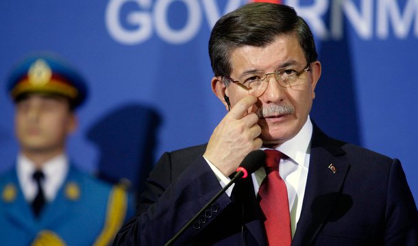 Primeiro-ministro da Turquia, Ahmet Davutoglu, anunciou que irá renunciar à liderança do Partido da Justiça e Desenvolvimento (AKP, na sigla em turco), e portanto de seu cargo, curvando-se a uma iniciativa do presidente turco, Recep Tayyip Erdogan, para criar uma poderosa presidência executiva; saída de Davutoglu mergulha o país-membro da Organização do Tratado do Atlântico Norte (Otan) na incerteza política em um momento que a Europa precisa de sua ajuda para lidar com uma crise imigratória e Washington necessita de apoio para combater o Estado Islâmico na Síria e no Iraque