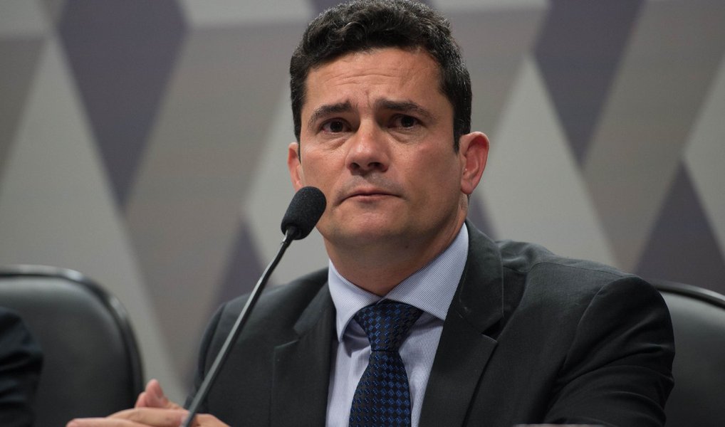 A corregedora nacional de Justiça, Nancy Andrighi, arquivou nesta segunda (16) três representações contra o juiz federal Sérgio Moro, responsável pelos processos decorrentes da Operação Lava Jato na primeira instância; com isso, os pedidos são automaticamente arquivados; desde a condução coercitiva do ex-presidente Lula, em março, e a divulgação do conteúdo de interceptação telefônica de diálogo entre a presidente Dilma Rousseff e Lula, 14 representações contra Moro chegaram à Corregedoria Nacional de Justiça; somadas aos arquivamentos de hoje, oito representações foram arquivadas por Nancy Andrighi
 