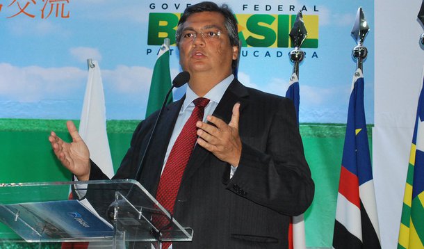 O governador do Maranhão, Flávio Dino (PCdoB), também afirmou que "há neste momento uma mobilização mais ampla" da sociedade para barrar o impeachment da presidente Dilma; "No início havia uma avalanche que levaria ao impeachment. Hoje, ao contrário, a tendência é que prevaleça o bom senso, uma posição que reconheça a legitimidade das críticas ao governo"; ex-presidente da Associação dos Juízes Federais do Brasil (Ajufe), ele disse ter "convicção" em dizer que o impeachment é um "artifício ilegítimo"