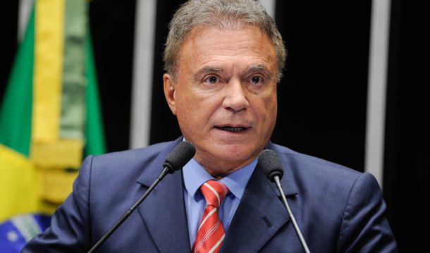 Líder do PV no Senado, Álvaro Dias (PR), anunciou que o seu partido decidiu pela independência do governo Michel Temer, apesar de fazer parte do bloco governista e de ter o deputado Sarney Filho (PV-MA) à frente do Ministério do Meio Ambiente; Dias disse, ainda, que o presidente interino Michel Temer deveria ter demitido o ministro do Planejamento, Romero Jucá, ainda pela manhã desta segunda-feira (23); "O presidente Michel Temer deveria ter demitido o ministro Romero Jucá já pela manhã. Se não afastar, vai transferir para todo o governo todas as suspeitas que pesam sobre o ministro", observou; "O que aconteceu com um ministro não autoriza ninguém a dizer que o afastamento da presidente Dilma foi um golpe. Não há como discutir a revisão desse processo", completou