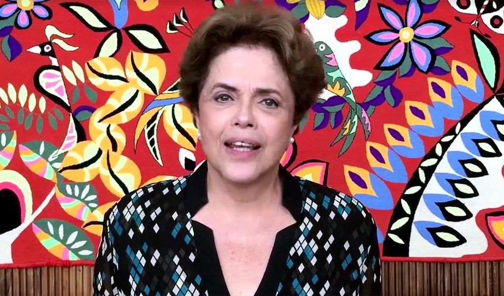 Mesmo afastada, presidente mantém página ativa, respondendo dúvidas de internautas e trazendo ministros de sua gestão para comentar a situação do país; apenas nesta semana, em que ela realizou três bate-papos ao vivo sobre temas específicos, Dilma ganhou 80 mil novas curtidas; ela divulgou um vídeo agradecendo