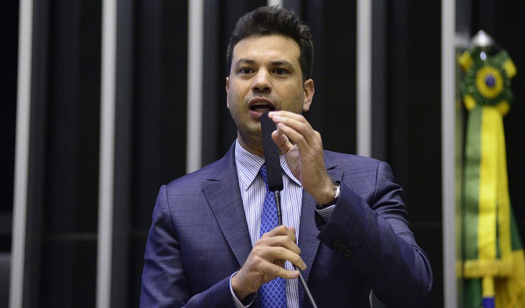 Defensor de Dilma Rousseff até o último minuto na votação que aprovou a admissibilidade do impeachment na Câmara, o deputado federal Leonardo Picciani diz que não se sente constrangido por ter votado contra o afastamento da presidente e hoje ser ministro do Esporte do presidente interino Michel Temer; "Não vejo como contradição", afirmou o peemedebista neste sábado