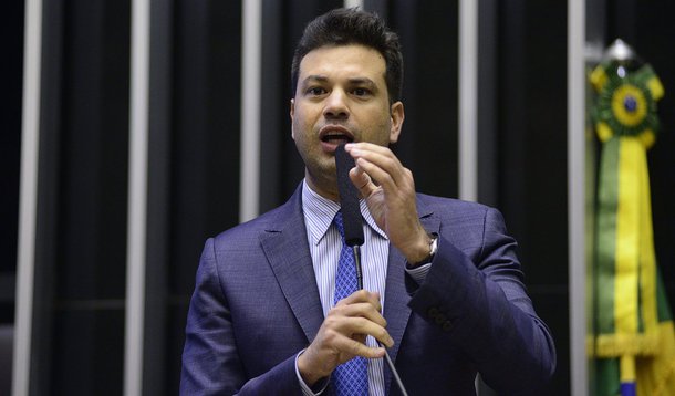 Defensor de Dilma Rousseff até o último minuto na votação que aprovou a admissibilidade do impeachment na Câmara, o deputado federal Leonardo Picciani diz que não se sente constrangido por ter votado contra o afastamento da presidente e hoje ser ministro do Esporte do presidente interino Michel Temer; "Não vejo como contradição", afirmou o peemedebista neste sábado