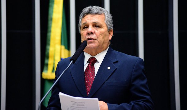 Após integrantes do governo interino de Michel Temer confirmarem recuo na decisão de recriar o Ministério da Cultura, deputados do DEM ligados a parlamentares mais conservadores anunciaram que tentarão criar CPIs para investigar o setor; “A partir do dia 23, estarei coletando assinaturas para a CPI do Ministério da Cultura. Vamos ver o que tem por trás desses artistas patriotas!”, afirmou o deputado Alberto Fraga (DEM-DF) no Twitter; ele integra a chamada “bancada da bala”; “Se Temer voltar atrás, farei meu primeiro discurso no plenário contra ele! Um governo frouxo não vai vencer a dura oposição que vamos enfrentar”