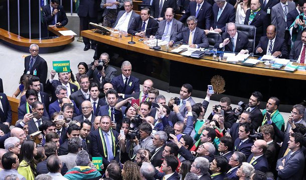 Ontem foi um dia triste pelo episódio lamentável que a Câmara dos Deputados protagonizou. Mas hoje já estamos descansados e bem vivos, prontos pra continuar a luta. O Senado da República é uma Casa mais equilibrada, aqui faremos a discussão de mérito, aqui impediremos a concretização do golpe